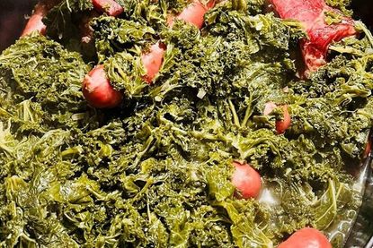 Später wird der Grünkohl leider etwas bräunlich, dafür schmeckt er jetzt so fantastisch, dass sein Aussehen überhaupt nicht stört.