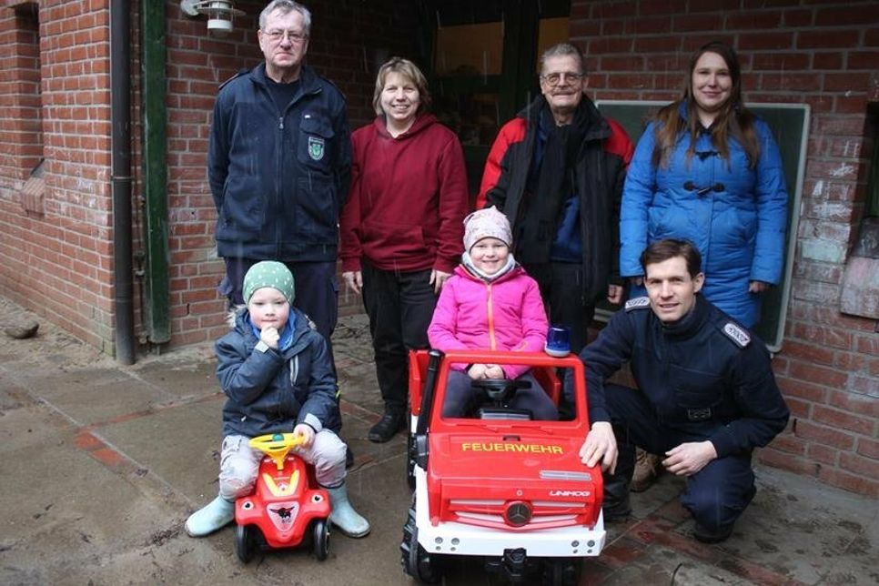 Übergabe mit Peter Schneider, Angela Hüttmann, Winfried Saak und Jaqueline Niemeyer (stehen v. lks.) sowie Nico Hamer (sitzend re.) und zwei Kindern, die die neuen Fahrzeuge sofort in Beschlag nahmen.