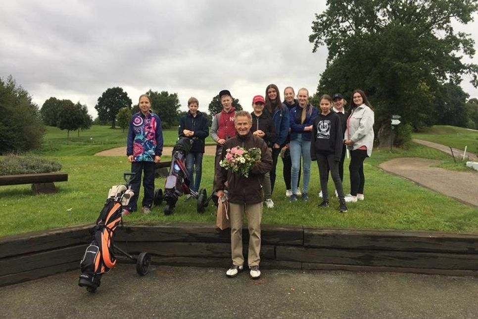 Uwe Markewitz im Kreise der Golfjugend.
