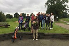 Uwe Markewitz im Kreise der Golfjugend.