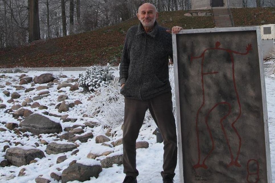 Schönwalde. „Der Januar mit Dunkelheit, Schnee und Kälte ist nicht der richtige Monat für eine Ausstellungseröffnung“, meint Jo Eagle. Deshalb möchte der Künstler gemeinsam mit dem Musiker Wolfram Bundesmann auf dem höchsten Berg in Schleswig-Holstein ein Alphorn erschallen lassen. Am Sonntag, dem 31. März um 15 Uhr geht es los. Dann können die Besucher den Frühling bei Sekt und Kuchen begrüßen und die Erdarbeitenausstellung mit zwei 3 mal 2 Meter großen Bildern von Jo Eagle verabschieden. (red)