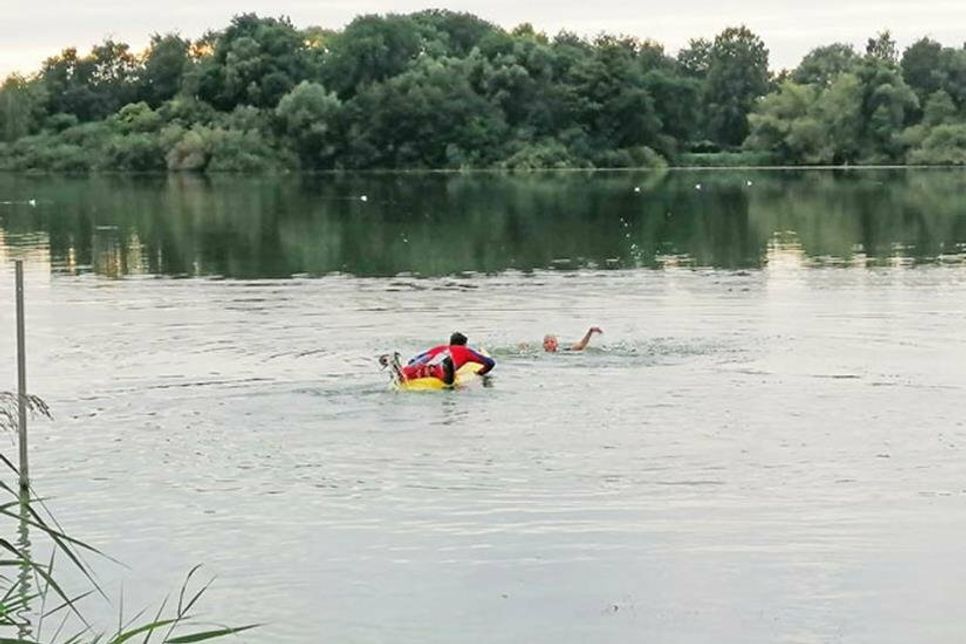 Zwei junge Schwimmer der Eutiner DLRG gaben den Mitgliedern des Roundtable einen lebendigen Eindruck von der Arbeit als Rettungsschwimmer*innen.