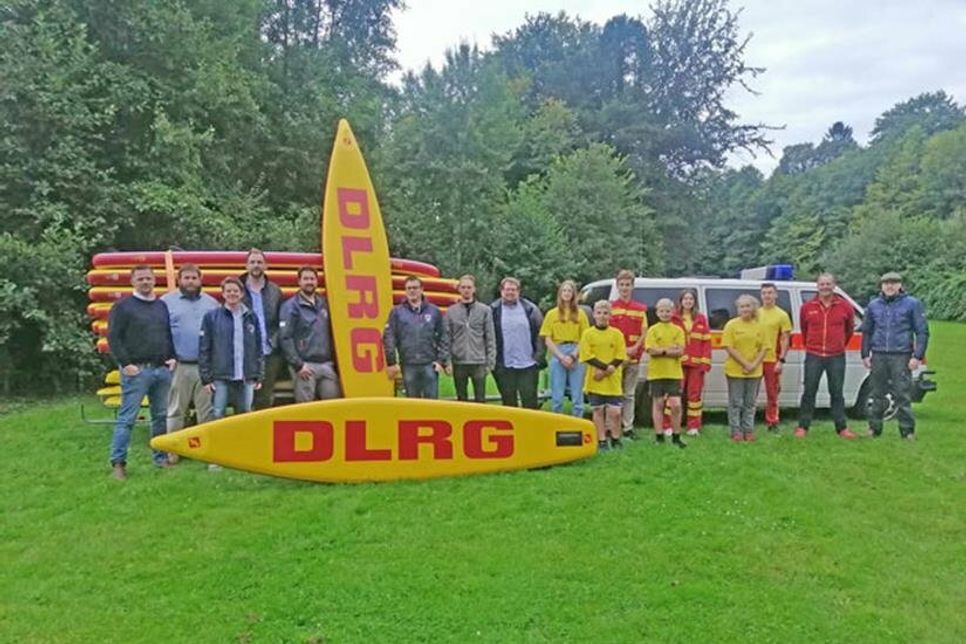 Die Mitglieder des Round Table 122 Malente/Eutin waren nicht nur in die Freibadeanstalt am Großen Eutiner See gekommen, um eine großzügige Spende zu übergeben. Sie erhielten vor Ort auch einen Einblick in die Arbeit der Rettungsschwimmer*innen.