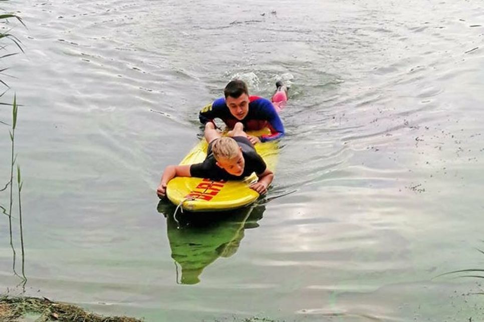 Zwei junge Schwimmer der Eutiner DLRG gaben den Mitgliedern des Roundtable einen lebendigen Eindruck von der Arbeit als Rettungsschwimmer*innen.