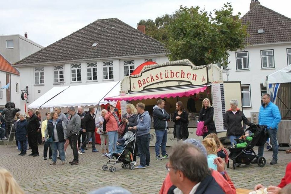 Buntes Treiben auf dem Marktplatz.