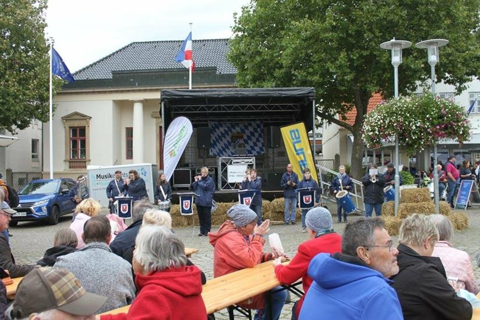 Livemusik vom Neustädter Spielmanns- und Fanfarenzug.