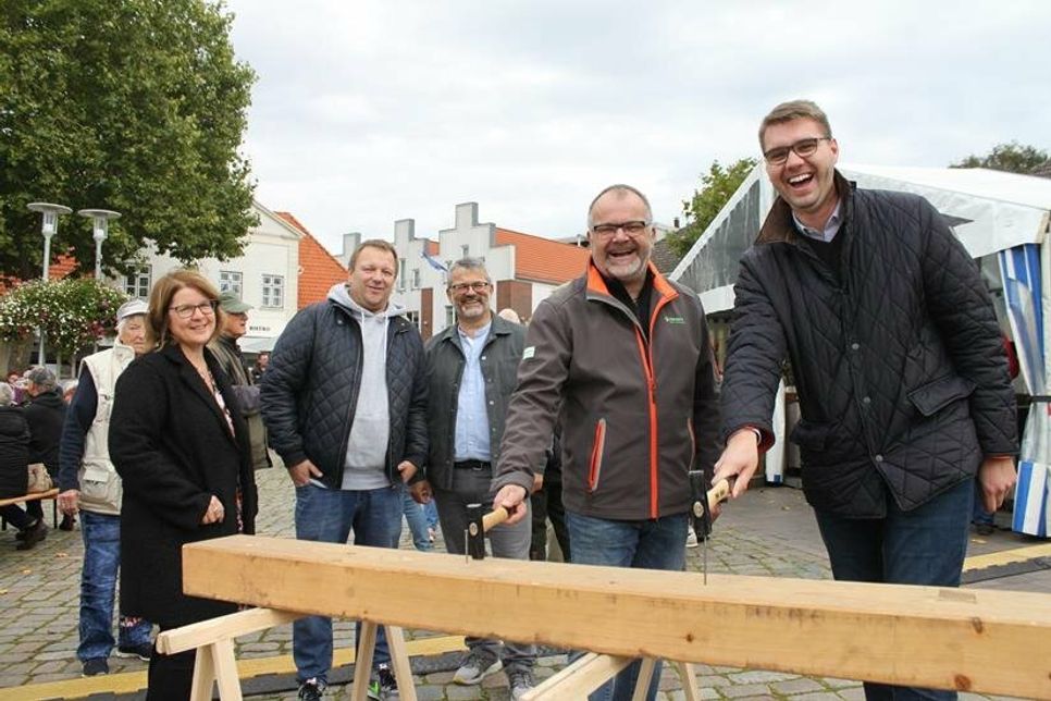 Mit jeder Menge Gaudi am Nagelbalken: Erster Stadtrat Sebastian Schmidt, 2. Vorsitzender des Gewerbevereins Holger Werner (team baucenter), Jürgen Mohr (eska), Thorsten Schmidt (Janus) und Andrea Brunhöber (Stadtmarketing), (v. re.).