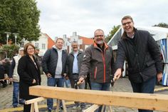 Mit jeder Menge Gaudi am Nagelbalken: Erster Stadtrat Sebastian Schmidt, 2. Vorsitzender des Gewerbevereins Holger Werner (team baucenter), Jürgen Mohr (eska), Thorsten Schmidt (Janus) und Andrea Brunhöber (Stadtmarketing), (v. re.).