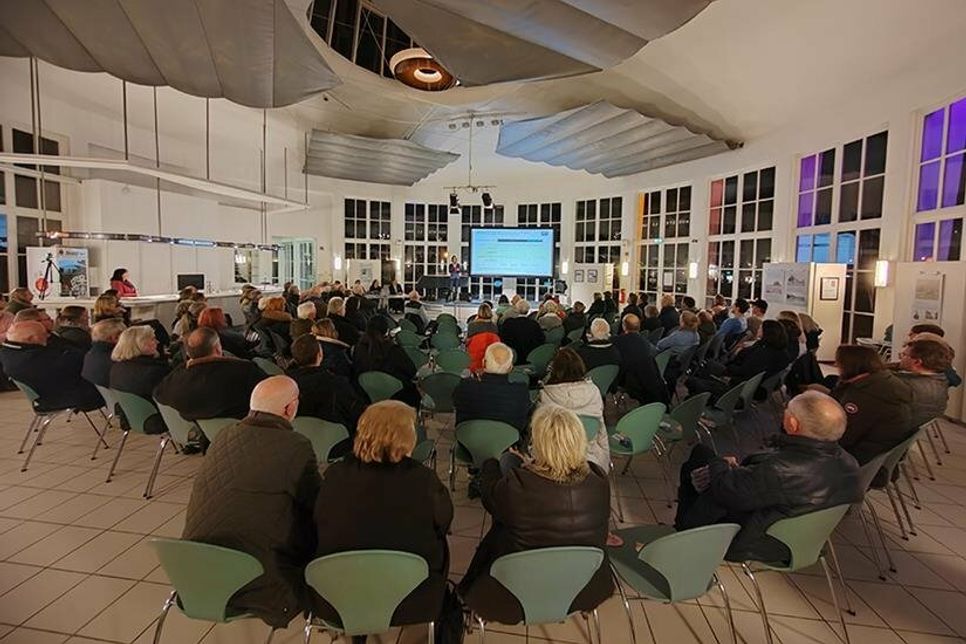 Rund 90 interessierte Bürger sind zur Einwohnerversammlung in der Trinkkurhalle in Timmendorfer Strand erschienen.
