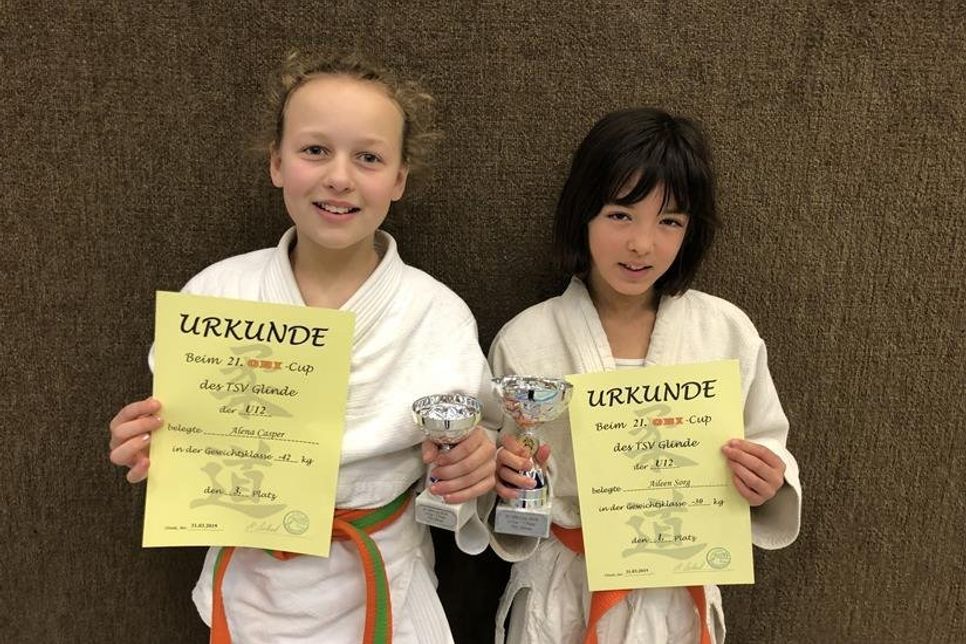 Alena Casper und Aileen Sorg (v. lks.).