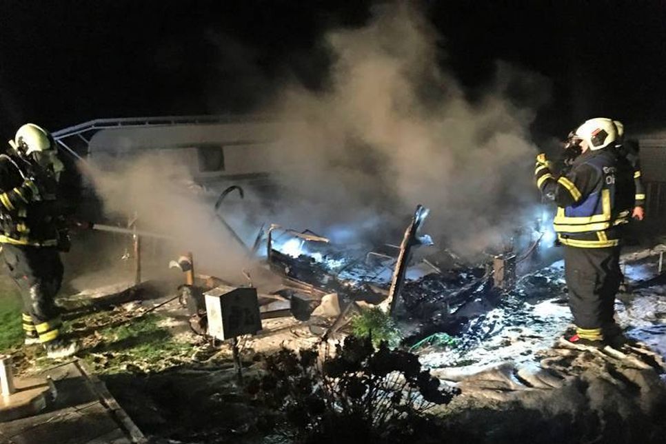 Sorgfältig kontrollieren die Kameraden, ob das Feuer komplett aus ist.