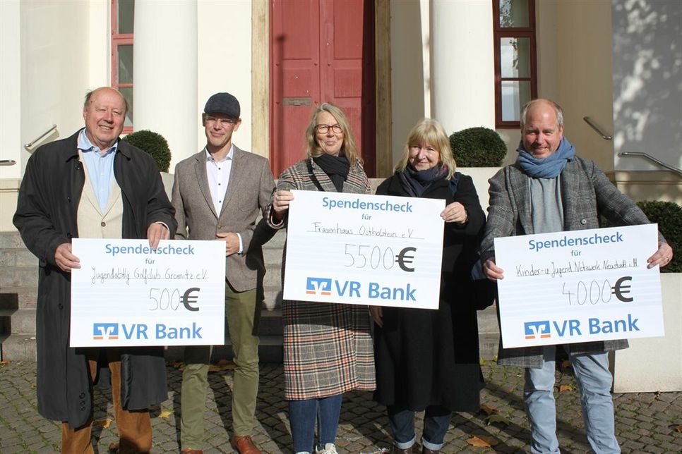 Bei der Geldübergabe vor dem Neustädter Rathaus: Lions und Rotary Präsidenten Friedrich-Karl Kasten und Axel Sommerlatt, die Frauenhaus-Mitarbeiterinnen Anke Struve und Sybille Rohowsky sowie Mano Salokat vom Kinder und Jugendnetzwerk (v. lks.).