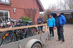 Glückliche Gesichter und Freude bei einem neuen Fahrradbesitzer