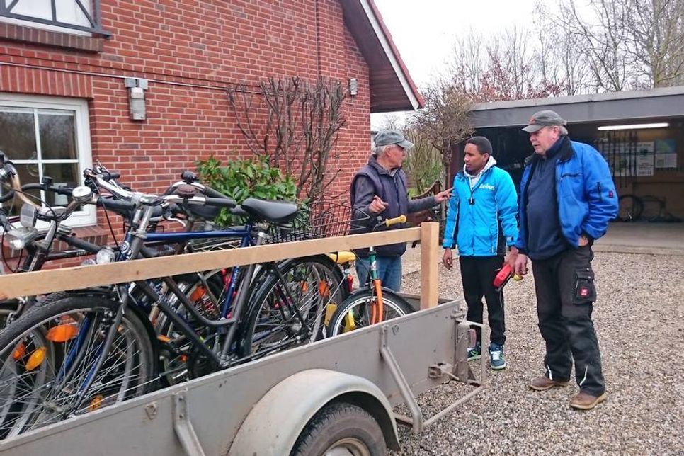 Glückliche Gesichter und Freude bei einem neuen Fahrradbesitzer