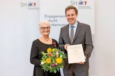 Staatssekretär Thomas Losse-Müller überreichte die Auszeichnung im Namen von Bundespräsident Joachim Gauck und stellvertretend für Ministerpräsident Torsten Albig an Christa Krause. (Foto: Frank Peter)