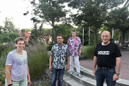 Sierksdorf. Unter Berücksichtigung der Abstandsregeln und der Hygienevorschriften fand kürzlich die verschobene Jahreshauptversammlung des SPD-Ortsvereins Sierksdorf statt. In seinem Rechenschaftsbericht stellte der Vorsitzende Jörg Neumann (re.) fest, dass der Ortsverein sehr gut aufgestellt ist. Er betonte, dass die Politik des Ortsvereins durch unterschiedliche Aktionen und häufige Veröffentlichungen an die Bewohner der Gemeinde auf vielfältige Art herangetragen würde. Dies bekräftigte auch Fraktionssprecher Alexander Langer-Pinto, der zugleich auf die gute Zusammenarbeit mit den Freien Wählern hinwies. Bei den Wahlen wurden der erste Vorsitzende Jörg Neumann und die stellvertretende Vorsitzende Andrea Wellm (lks.) in ihren Ämtern bestätigt. Auch die Kassenwartin Ingeborg Gosch (3. v. lks.) und der Schriftwart Frank Pinto (2. v. lks.) wurden einstimmig wiedergewählt. Neue Kassenprüfer sind Thomas Garken und Sven Möller. (red)