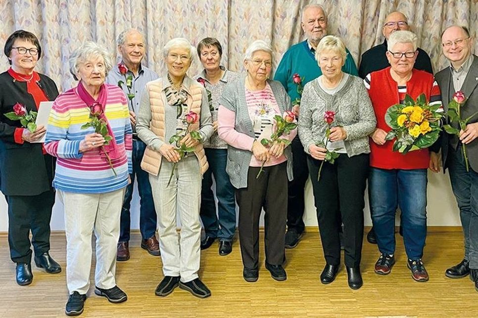 Alle Geehrten mit Chorleiter Michael P. Schulz (rechts neben Margrit Leege).
