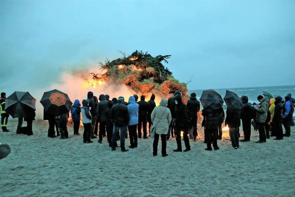 Wie hier in Grömitz trotzten die Besucher dem schlechten Wetter. Foto: Christian Lück.