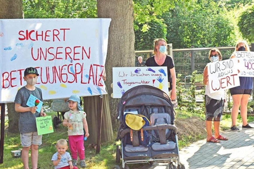 Mit einer Demonstration vor der letzten Kreistagssitzung machten die Tagesmütter, unterstützt durch zahlreiche Eltern mit ihren Kindern, auf die geplanten Änderungen in der Kindertagespflege aufmerksam