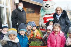 Alle sind zufrieden nach „getaner Arbeit“: die Kinder aus der Kita Schatzkiste in Sarau mit ihrer Leiterin Elke Sieck, Sparkassen-Filialleiter Timo Stich und Seebi Seebär.