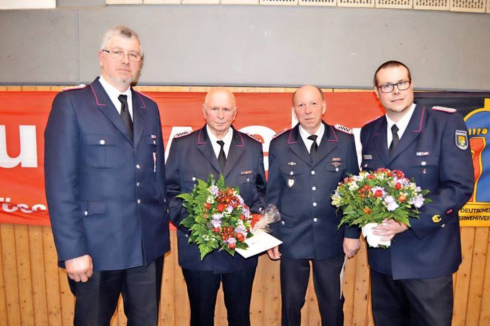 Für 50 Jahre Zugehörigkeit zur Feuerwehr nahmen Manfred Schwartz (2. v.r.) und Uwe Prehn die entsprechenden Dienstabzeichen, Urkunden und  Präsente von Ratekaus Gemeindewehrführer Dennis Puls (r.) und Stellvertreter Thomas Harnack (l.) entgegen.  (Foto: Stefan Setje-Eilers)