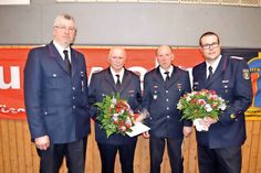 Für 50 Jahre Zugehörigkeit zur Feuerwehr nahmen Manfred Schwartz (2. v.r.) und Uwe Prehn die entsprechenden Dienstabzeichen, Urkunden und  Präsente von Ratekaus Gemeindewehrführer Dennis Puls (r.) und Stellvertreter Thomas Harnack (l.) entgegen.  (Foto: Stefan Setje-Eilers)