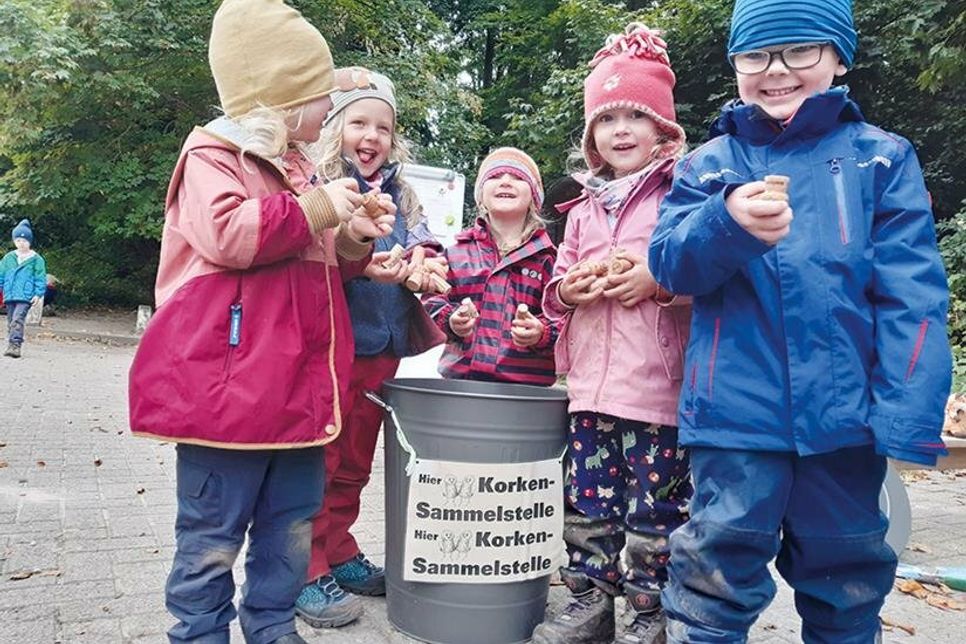 Die Kinder des Waldkindergartens in Timmendorfer Strand sammeln fleißig Korken und hoffen auf Unterstützung der Bürger.