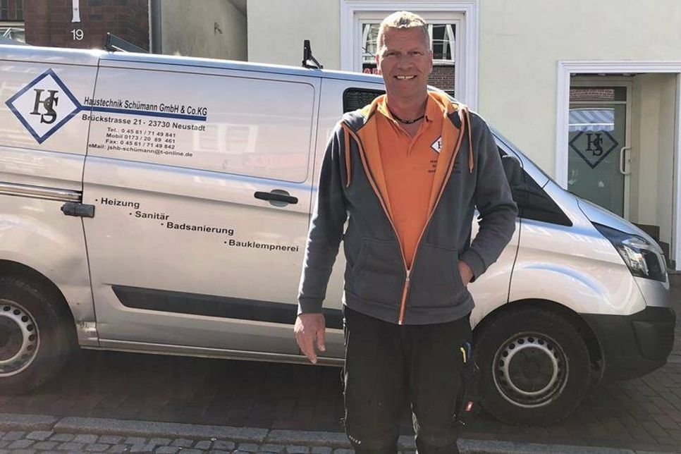 Firmengründer und Geschäftsführer Jens Schümann vor seinem Büro in der Brückstraße 21 in Neustadt.