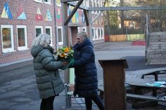 Bürgermeisterin Kirsten Sköries mit Antje Sagawe.