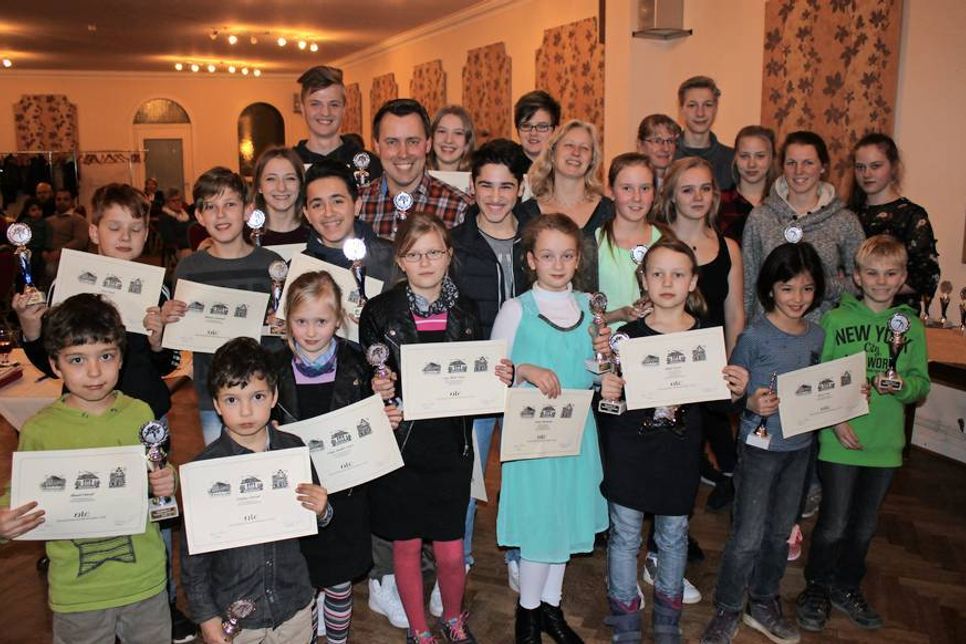 Der Neustädter Leichtathletik Club ist bekannt für seine hervorragende Nachwuchsarbeit. Das Foto zeigt erfolgreiche Sportler aus den Sparten Judo und Rhönrad.