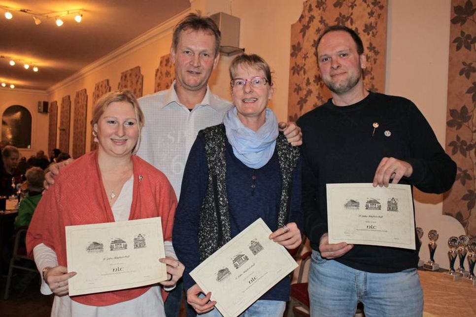 Die langjährigen Mitglieder Miriam Körner (lks.), Anke Markmann und Malte Scheel (re.) mit dem 1. Vorsitzenden Roland Luckow.