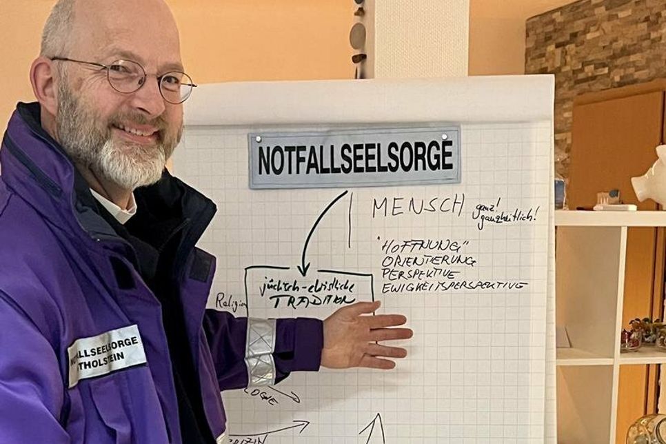 Bei seinem Besuch in Neustadt stieß der ausgebildete Notfallseelsorger Christopher Noll auf großes Interesse der Anwesenden.