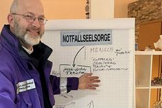 Bei seinem Besuch in Neustadt stieß der ausgebildete Notfallseelsorger Christopher Noll auf großes Interesse der Anwesenden.