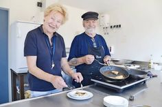 Initiatorin Ursula Neumann und Fischermeister Reinhard Rahn geben in Bude 4 zweimal wöchentlich Tipps und Informationen zur Zubereitung des fangfrischen Ostseefisches. (Foto: René Kleinschmidt)