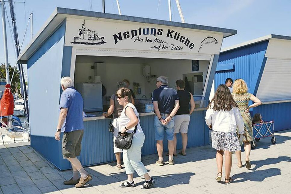 Initiatorin Ursula Neumann und Fischermeister Reinhard Rahn geben in Bude 4 zweimal wöchentlich Tipps und Informationen zur Zubereitung des fangfrischen Ostseefisches. (Foto: René Kleinschmidt)