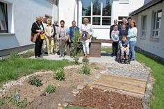 Einige Vertreter des Lions Clubs, des Kinderzentrums und Patientenkinder bei der offiziellen Einweihung.