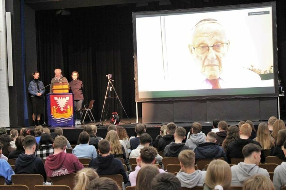Schulleiterin Yvonne Pohle, Kreisfachberater Mano Salokat und Journalistin und Moderatorin Christina Mänz (v. lks.) bei der Veranstaltung im Theatersaal.