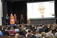 Schulleiterin Yvonne Pohle, Kreisfachberater Mano Salokat und Journalistin und Moderatorin Christina Mänz (v. lks.) bei der Veranstaltung im Theatersaal.
