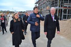 Wirtschaftsminister Reinhard Meyer (Mitte) mit Investor Sven Hollesen (re.) beim Rundgang auf der Baustelle des „Priwall Waterfront“, im Hintergrund Lübecks Bürgermeister Bernd Saxe, links Bundestagsabgeordnete Gabriele Hiller-Ohm (SPD)