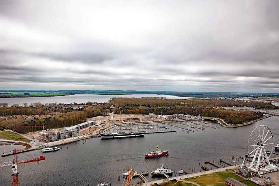 Blick vom Maritim Strandhotel auf das große Areal des Priwall Waterfront. (Foto: KEV)