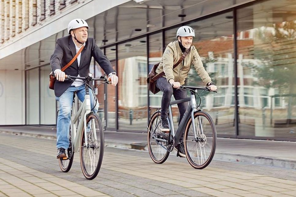 Die meisten Fahrten mit dem E-Bike werden im City-Alltag unternommen, zum Beispiel auf dem Weg zur Arbeit, für Besorgungen oder kleine Touren. (Foto: djd/mougg.bike)