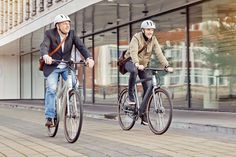 Die meisten Fahrten mit dem E-Bike werden im City-Alltag unternommen, zum Beispiel auf dem Weg zur Arbeit, für Besorgungen oder kleine Touren. (Foto: djd/mougg.bike)