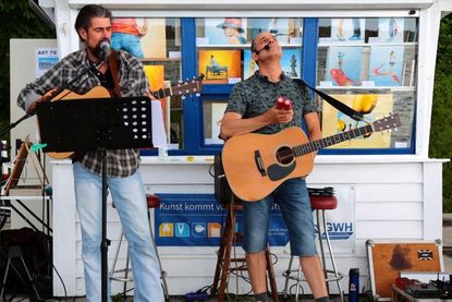Jörg Lüth und Arne Meier haben rockige Klänge im Repertoire.