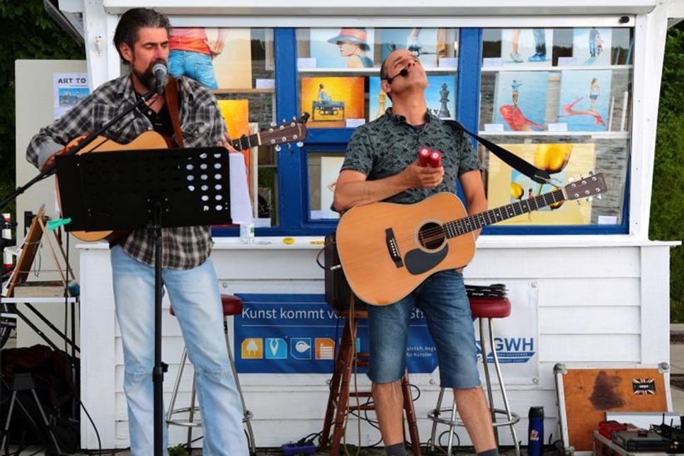 Jörg Lüth und Arne Meier haben rockige Klänge im Repertoire.