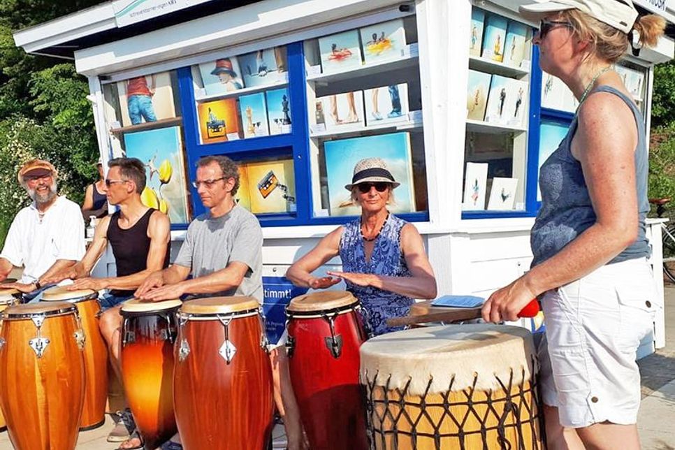 Sie heizen mit afrokubanischen Rhythmen ein: Hand To Hand.