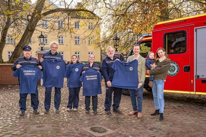 Markus Krystek, Thomas Schulz, Elea Dons, Ronja Petersen, Marco Schreier, Graf von Scheel-Plessen, Eleonora und Gräfin Louise von Scheel-Plessen (v. lks.).