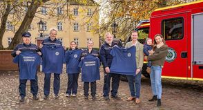 Markus Krystek, Thomas Schulz, Elea Dons, Ronja Petersen, Marco Schreier, Graf von Scheel-Plessen, Eleonora und Gräfin Louise von Scheel-Plessen (v. lks.).