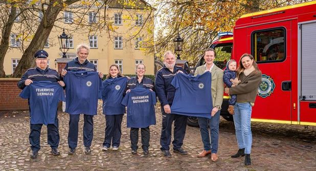 Markus Krystek, Thomas Schulz, Elea Dons, Ronja Petersen, Marco Schreier, Graf von Scheel-Plessen, Eleonora und Gräfin Louise von Scheel-Plessen (v. lks.).