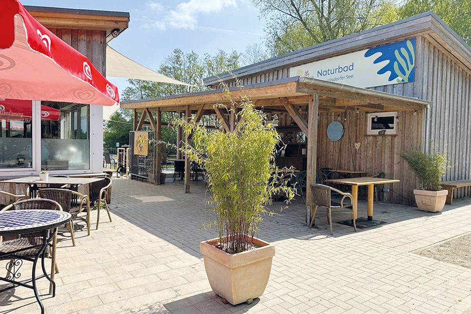 Mit einem frischen Erscheinungsbild startet die Badeanstalt Offendorf unter dem neuen Namen „Naturbad Hemmelsdorfer See Offendorf“ in die Sommersaison 2024.