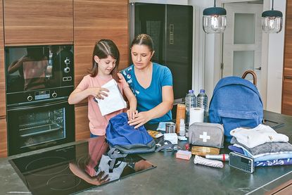 Gepackte Notfallrucksäcke sind griffbereit, wenn schnell evakuiert werden muss. Jedes Familienmitglied hat einen eigenen Rucksack und weiß, wo dieser aufbewahrt wird. Die Johanniter empfehlen, was alles hineingehört.